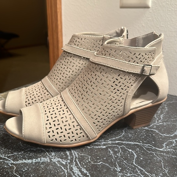 NWOT Easy street open toe bootie - Picture 2 of 6